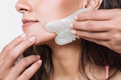 Gua sha facial acasă: cum îl folosești corect, pas cu pas