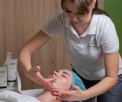 Dezvoltă-ți Măiestria în Masajul Facial 