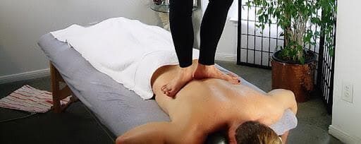 De ce să integrezi Masajul Ashiatsu în arsenalul tău de terapii?