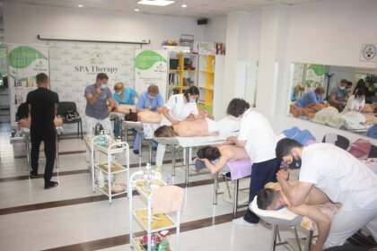 Cui se adresează acest curs?