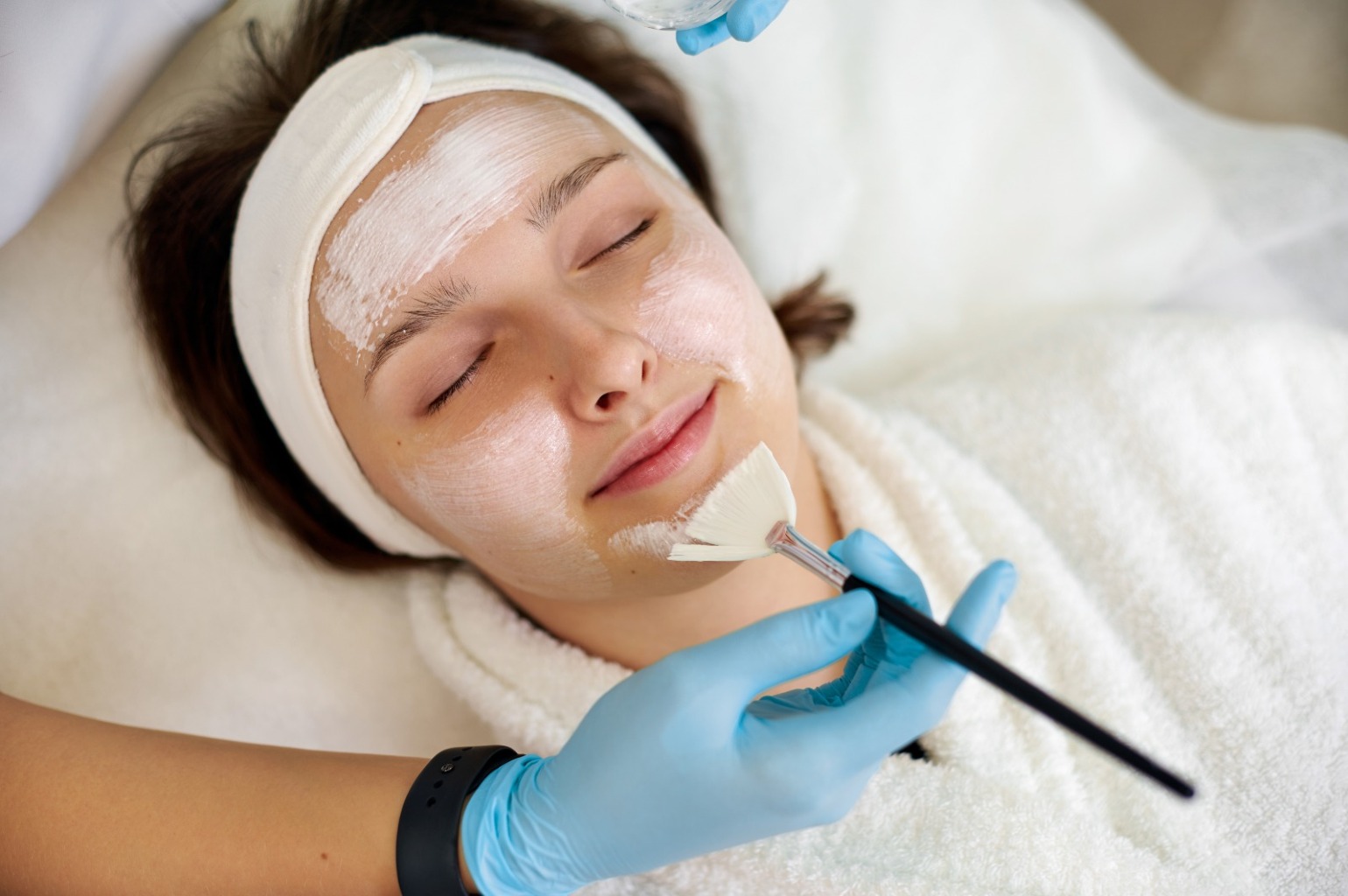 Curățare facială combinată cu peeling